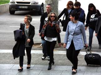 Ester Quintana llegando a la Audiencia de Barcelona el 12 de abril de 2016 acompañada de su abogada.