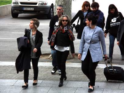 Ester Quintana llegando a la Audiencia de Barcelona el 12 de abril de 2016 acompañada de su abogada.