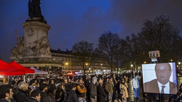 Los indignados de NuitDeBout siguen la comparecencia de Francois Hollande Los indignados de NuitDeBout siguen la comparecencia de Francois Hollande