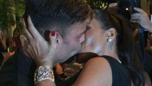 Beso benéfico de Ricky Martin Beso benéfico de Ricky Martin