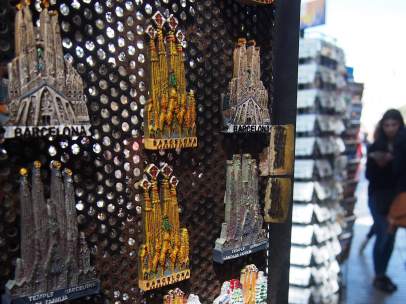 Souvenirs de Barcelona que suelen vender los "top manta"