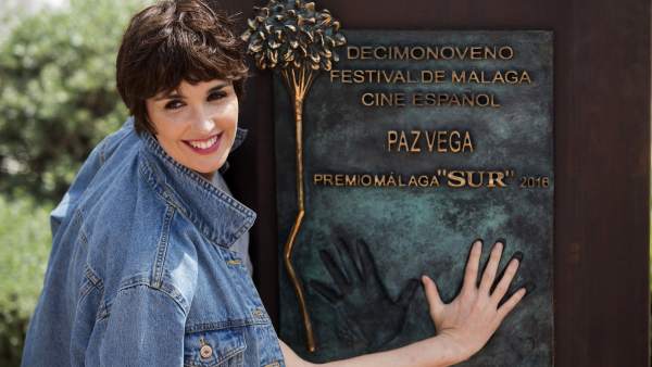 Paz Vega y su monolito en Málaga Paz Vega y su monolito en Málaga