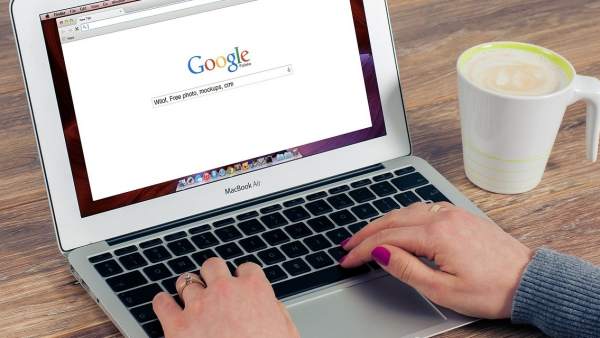 Buscador, Google, recurso de google, mujer usando el ordenador, Portátil. Buscador, Google, recurso de google, mujer usando el ordenador, Portátil.