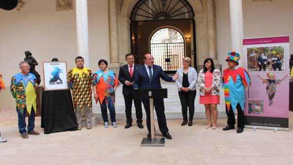 Pedro Antonio Sánchez recibe a los representantes de las 'Fiestas de los Mayos' Pedro Antonio Sánchez recibe a los representantes de las 'Fiestas de los Mayos'