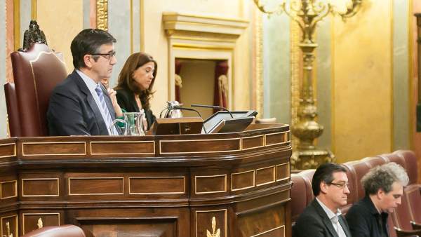 El socialista Patxi López, presidiendo la sesión El socialista Patxi López, presidiendo la sesión