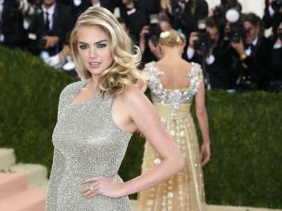 La modelo Kate Upton con un vestido plateado