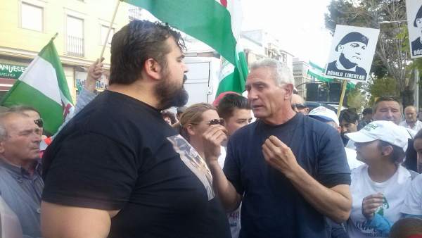 Diego Cañamero (i) charla con Óscar Reina antes de su detención. Diego Cañamero (i) charla con Óscar Reina antes de su detención.