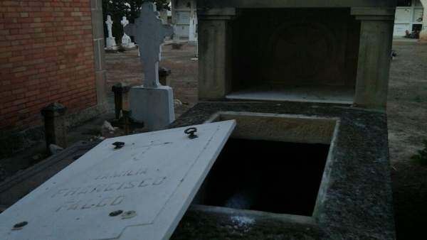 Tumba profanada en el cementerio de Castelldans Tumba profanada en el cementerio de Castelldans