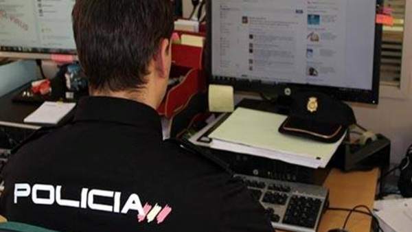 Policía trabajando en delitos en las redes sociales Policía trabajando en delitos en las redes sociales