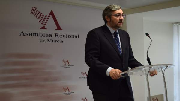 Víctor Martínez (PP) en rueda de prensa en la Asamblea Víctor Martínez (PP) en rueda de prensa en la Asamblea