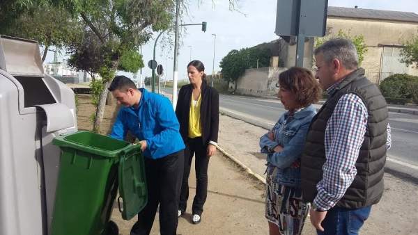 Pozuelo (dcha.) observa cómo se utilizan los nuevos contenedores Pozuelo (dcha.) observa cómo se utilizan los nuevos contenedores