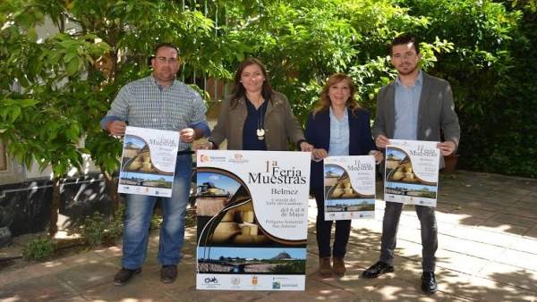 Carrillo (izda.) muestra el cartel del evento Carrillo (izda.) muestra el cartel del evento