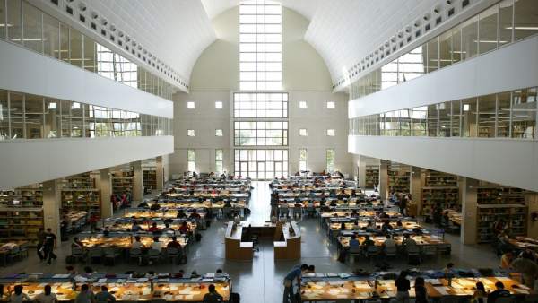 Estudiantes En La Biblioteca De La UPNA. Estudiantes En La Biblioteca De La UPNA.