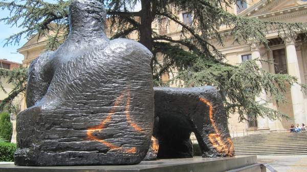 FOTO. FIRMA:EP. Pintadas vandálicas en la escultura de Henry Moore en Salamanca FOTO. FIRMA:EP. Pintadas vandálicas en la escultura de Henry Moore en Salamanca