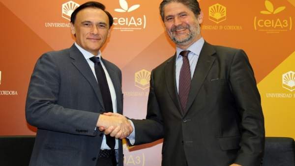 Gómez y Cañadilla se dan la mano tras la firma Gómez y Cañadilla se dan la mano tras la firma