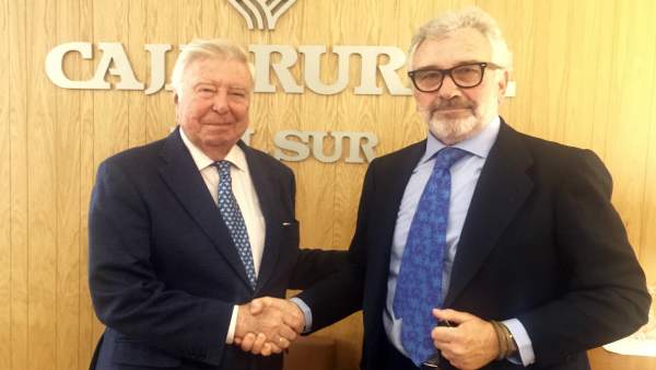 García Palacios y Fernández de Mesa se dan la mano tras la firma García Palacios y Fernández de Mesa se dan la mano tras la firma