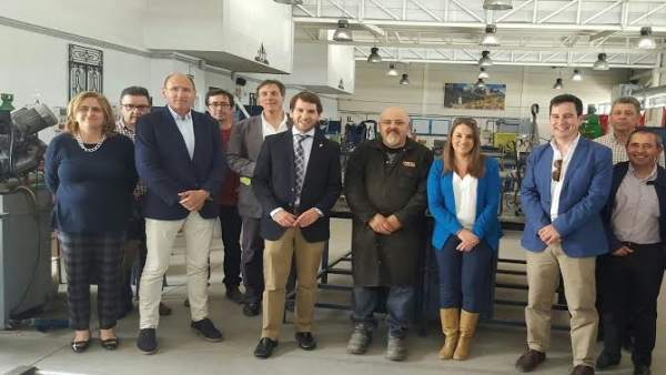 Ruiz (dcha.) durante su visita a Cabra Ruiz (dcha.) durante su visita a Cabra