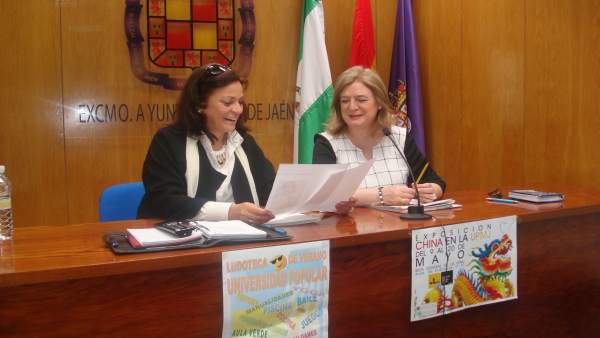 Rocío Marín y Francisca Molina presentan la Ludoteca de Verano 2016. Rocío Marín y Francisca Molina presentan la Ludoteca de Verano 2016.