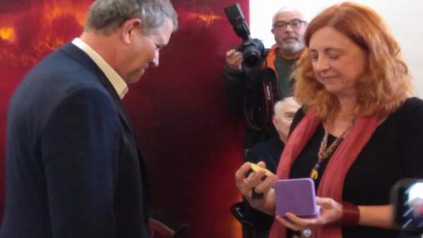 La hija del pintor ha recogido el galardón de manos del presidente del Círculo La hija del pintor ha recogido el galardón de manos del presidente del Círculo