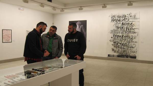 Féliz Rodríguez (izq) muestra sus utensilios de trabajo al DJ Óscar de Rivera Féliz Rodríguez (izq) muestra sus utensilios de trabajo al DJ Óscar de Rivera