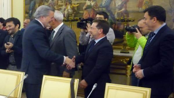 Alonso (derecha) saluda al ministro, Íñigo Méndez de Vigo. Alonso (derecha) saluda al ministro, Íñigo Méndez de Vigo.
