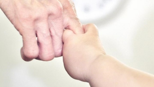 Un abuelo y su nieto se dan la mano. Un abuelo y su nieto se dan la mano.