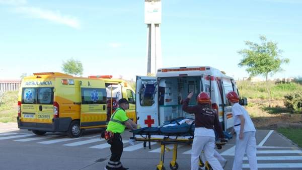 Un simulacro de emergencia de alumnos de la UEx Un simulacro de emergencia de alumnos de la UEx