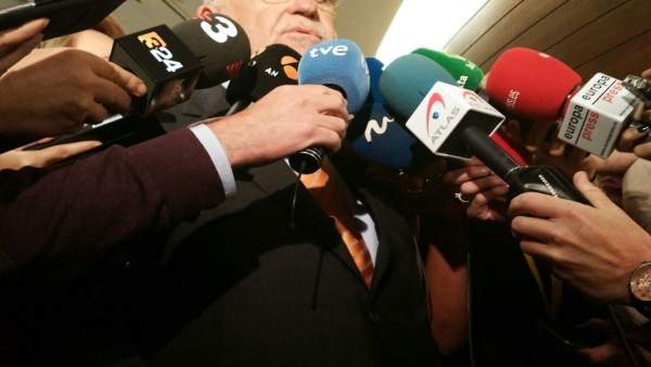 Cotino atiende a los medios en los pasillos de las Corts Cotino atiende a los medios en los pasillos de las Corts