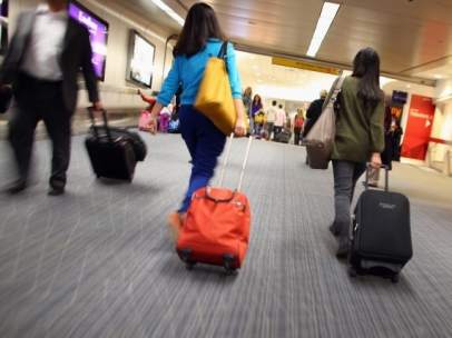 Pasajeros con maletas en un aeropuerto