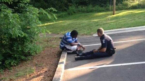 Policía consolando a un joven con autismo Policía consolando a un joven con autismo