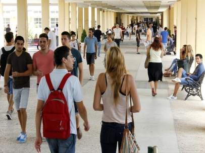 ESTUDIANTES JÓVENES