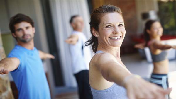 Gente haciendo gimnasia. Sonrisa. Dientes. Deporte Gente haciendo gimnasia. Sonrisa. Dientes. Deporte