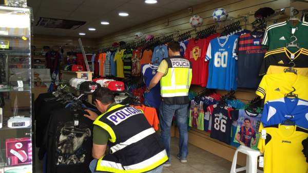 Parte del material falsificado incautado por los agentes Parte del material falsificado incautado por los agentes
