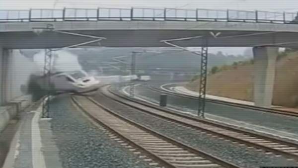 Momento en que un tren Alvia descarrila en la curva de Angrois Momento en que un tren Alvia descarrila en la curva de Angrois