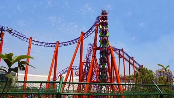Montaña rusa en un parque de atracciones de Wanda Montaña rusa en un parque de atracciones de Wanda