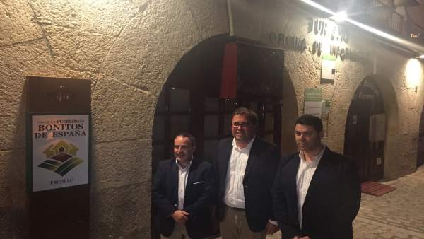 El alcalde de Trujillo, en el centro, junto al cartel de los pueblos más bonitos El alcalde de Trujillo, en el centro, junto al cartel de los pueblos más bonitos