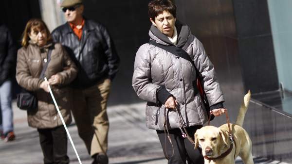 Una persona ciega pasea Una persona ciega pasea