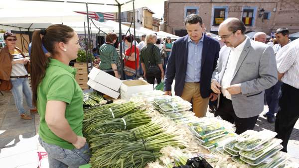 Lambán visita la I Feria de la Cereza y el Ajo Verde de Ricla. Lambán visita la I Feria de la Cereza y el Ajo Verde de Ricla.