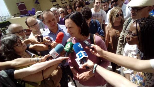 Bescansa atiende a los medios amte la Concha en Alicante Bescansa atiende a los medios amte la Concha en Alicante