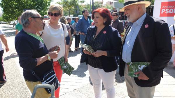 Reparto de material electoral del PSOE en Granada Reparto de material electoral del PSOE en Granada
