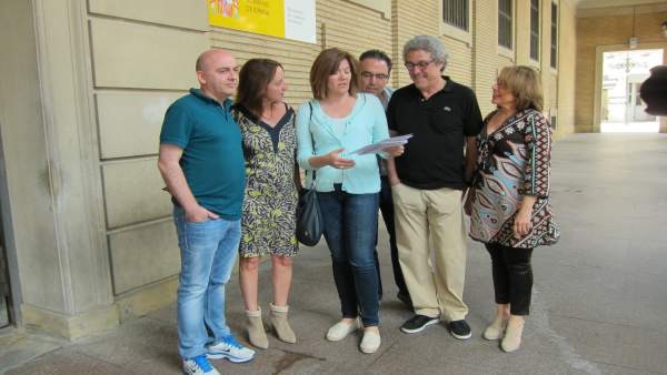 Representantes de CHA antes de entregrar el documento en la Delegación. Representantes de CHA antes de entregrar el documento en la Delegación.