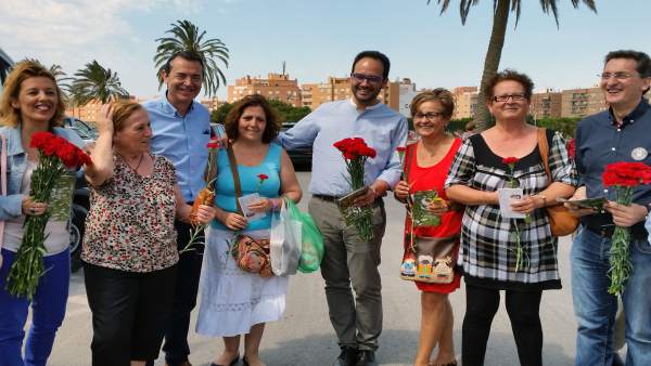 Reparto de folletos del PSOE en Almería, con Antonio Hernando Reparto de folletos del PSOE en Almería, con Antonio Hernando