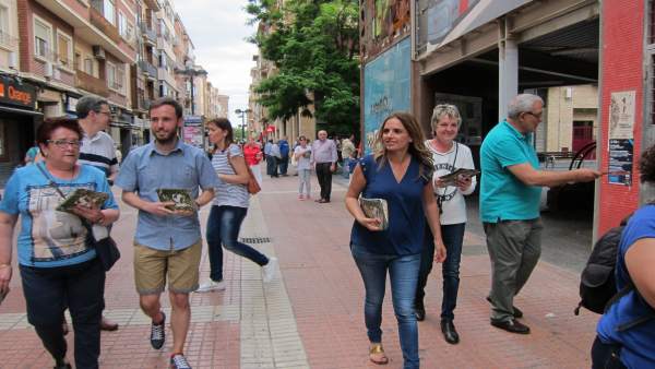 Susana Sumelzo traslada a los ciudadanos el proyecto del PSOE. Susana Sumelzo traslada a los ciudadanos el proyecto del PSOE.