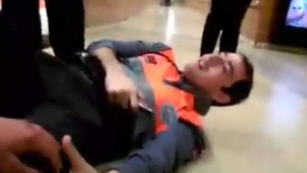 Un trabajador de seguridad del metro de Barcelona momentos después de ser agredido en el suburbano.