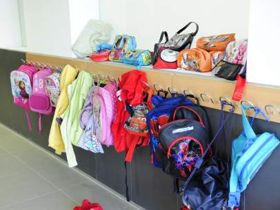 Mochilas en un colegio