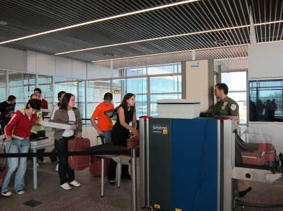 Pasajeros Realizan El Control De Seguridad En Lavacolla