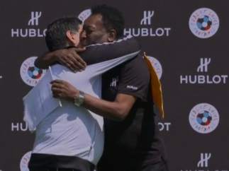 Maradona y Pelé abrazo