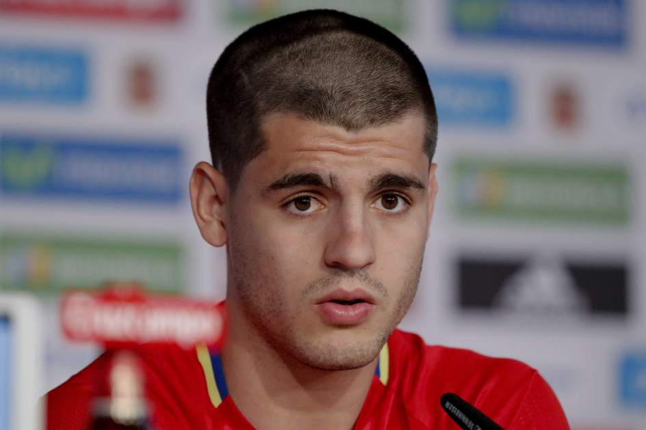 Sergio Ramos le corta el pelo a Morata por superstición