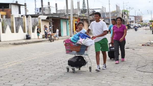 Familia afectada por el terremoto en Ecuador Familia afectada por el terremoto en Ecuador