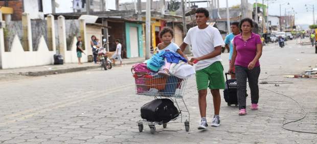 Familia afectada por el terremoto en Ecuador